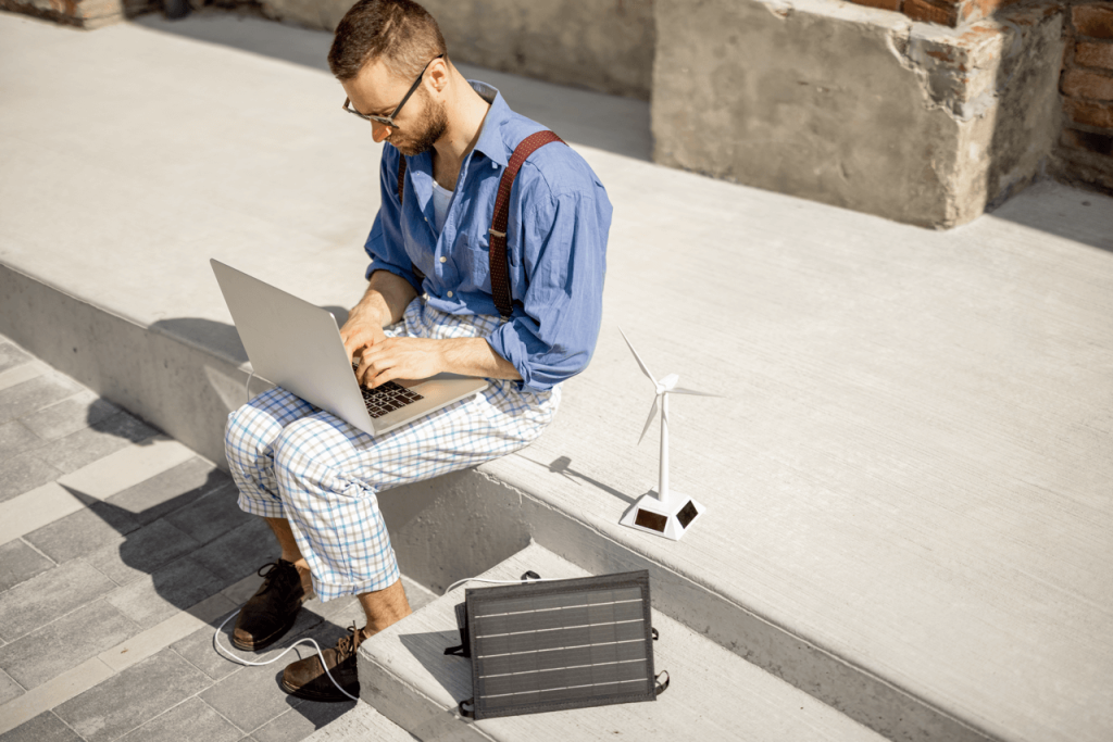 A laptop töltéséhez segítségedre lehet egy nagy teljesítményű powerbank.