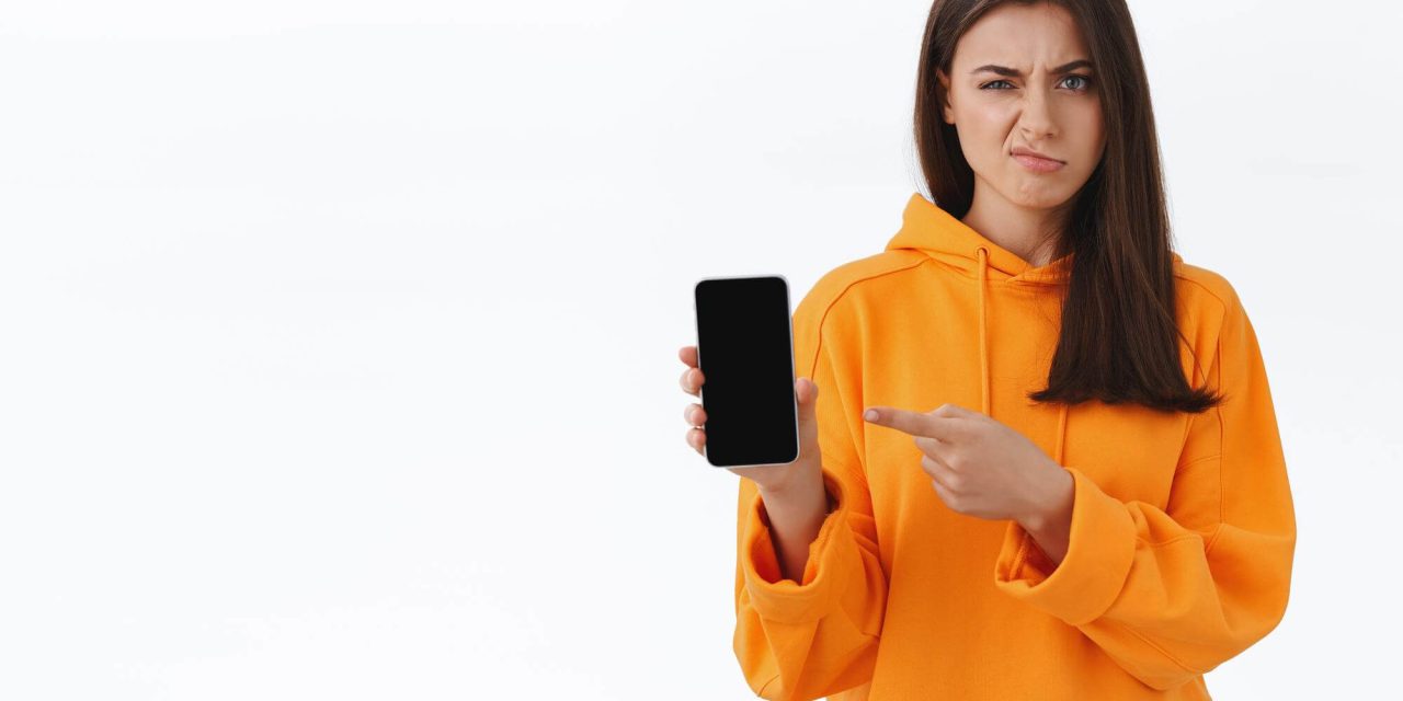 Mi a teendő, ha a telefon kijelzője folyamatosan világít?