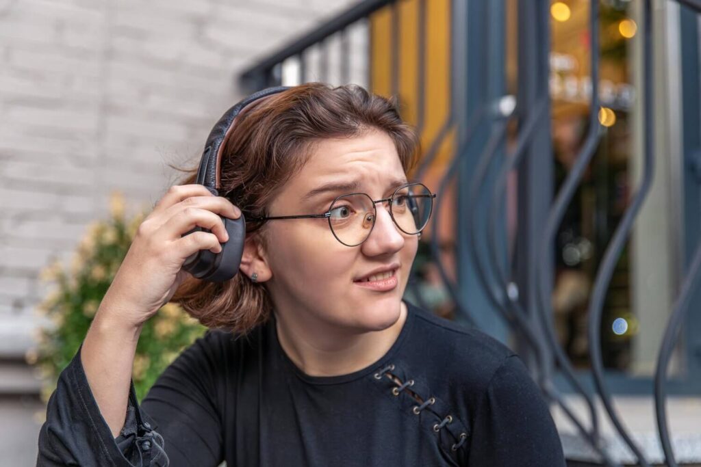 Hogyan válasszunk jó zajszűrős fülhallgatót az irodába?